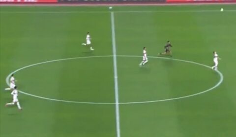Jogador do São Paulo comete falha bizarra em gol da LDU
