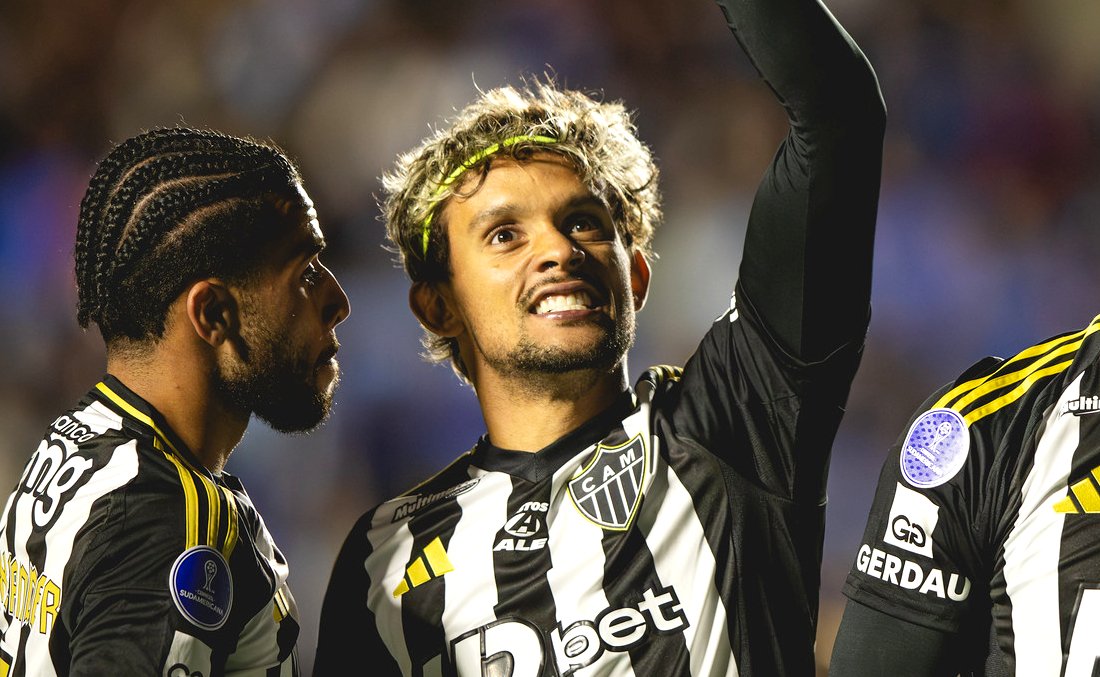 Gustavo Scarpa, meio-campista do Atlético, comemora gol de Vitor Hugo durante empate com o Bolívar pela Sul-Americana - (foto: Pedro Souza/Atlético)