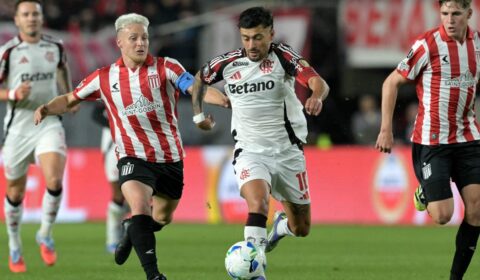 Arrascaeta exalta Rossi, mas lamenta falta de efetividade do Flamengo