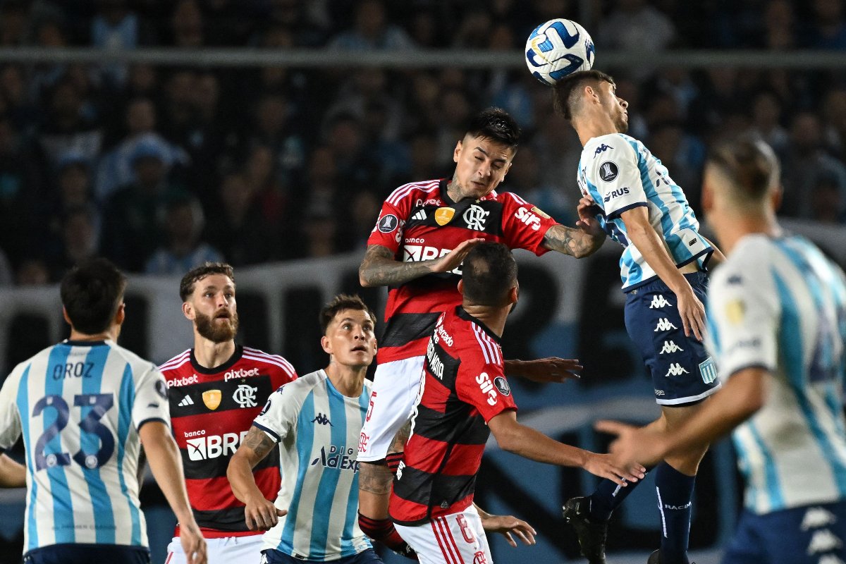 Lance do jogo entre Racing e Flamengo pela Liberadores de 2023 - (foto:  Luis ROBAYO/AFP - 4/5/2023)