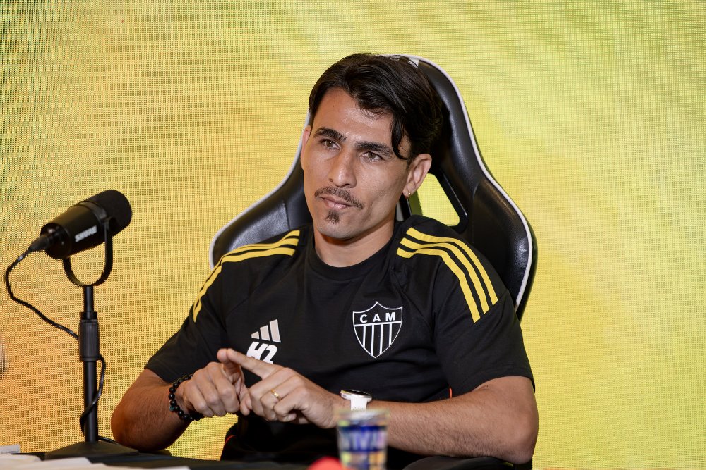 Zagueiro do Atlético, Alonso, vestido com a camisa preta do Galo, mãos juntas e à frente de um telão amarelo - (foto: Pedro Souza / Atlético) Zagueiro do Atlético, Alonso, vestido com a camisa preta do Galo, mãos juntas e à frente de um telão amarelo - (foto: Pedro Souza / Atlético)