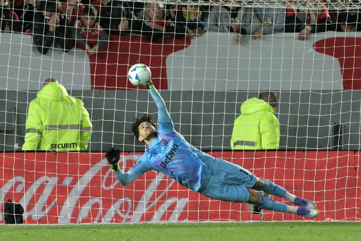 Rossi defendeu dois pênaltis para o Flamengo contra o Estudiantes - (foto: Juan MABROMATA / AFP) Rossi defendeu dois pênaltis para o Flamengo contra o Estudiantes - (foto: Juan MABROMATA / AFP)