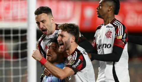 Rossi vai de vilão a herói, e Flamengo elimina Estudiantes na Libertadores