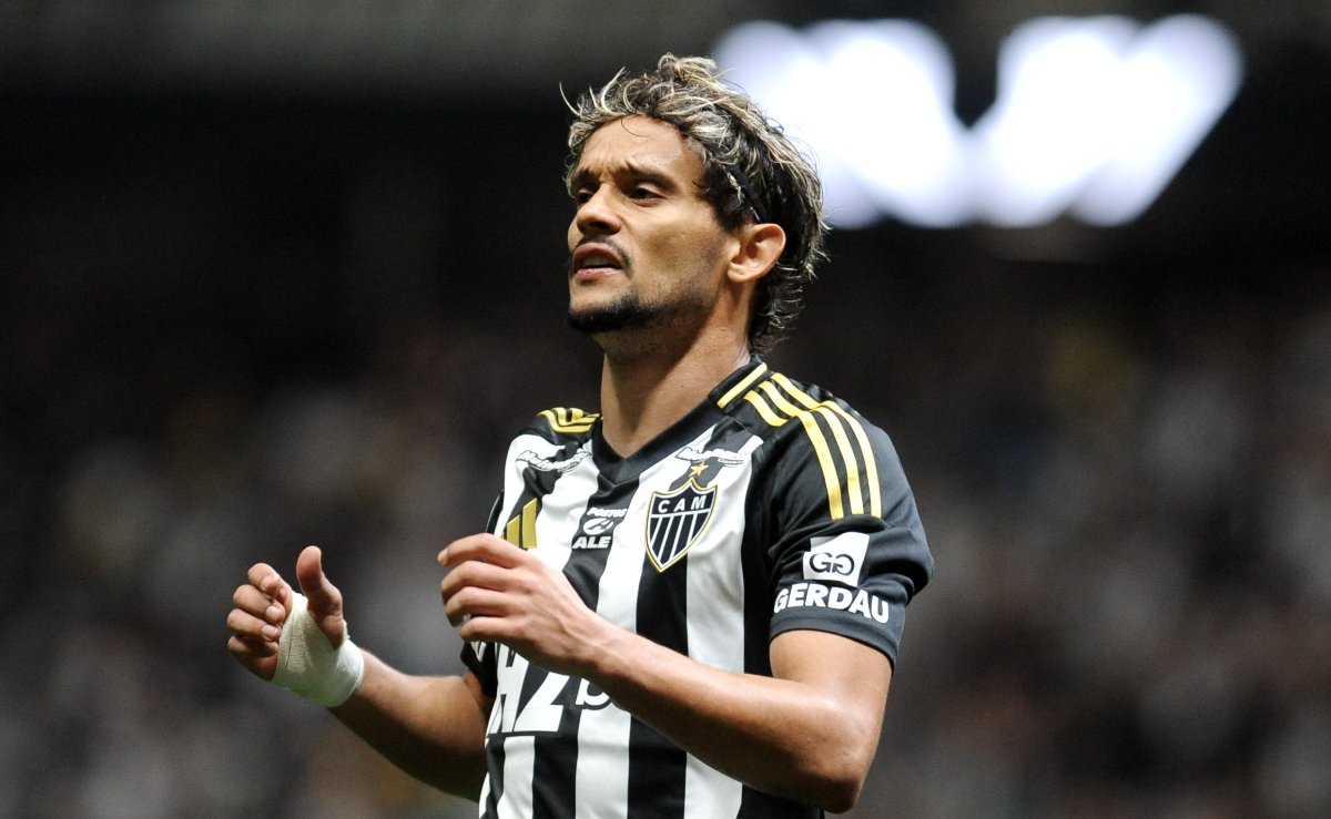 Gustavo Scarpa, meio-campista do Atlético, em ação contra o Bolívar na Arena MRV - (foto: Alexandre Guzanshe/EM/D.A. Press)