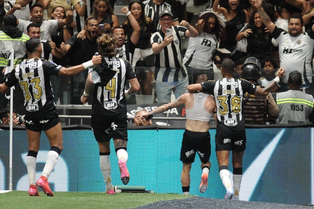 Jogadores do Atlético comemoram gol de Bernard sobre o Bolívar - (foto: Alexandre Guzanshe/EM/DA.Press)