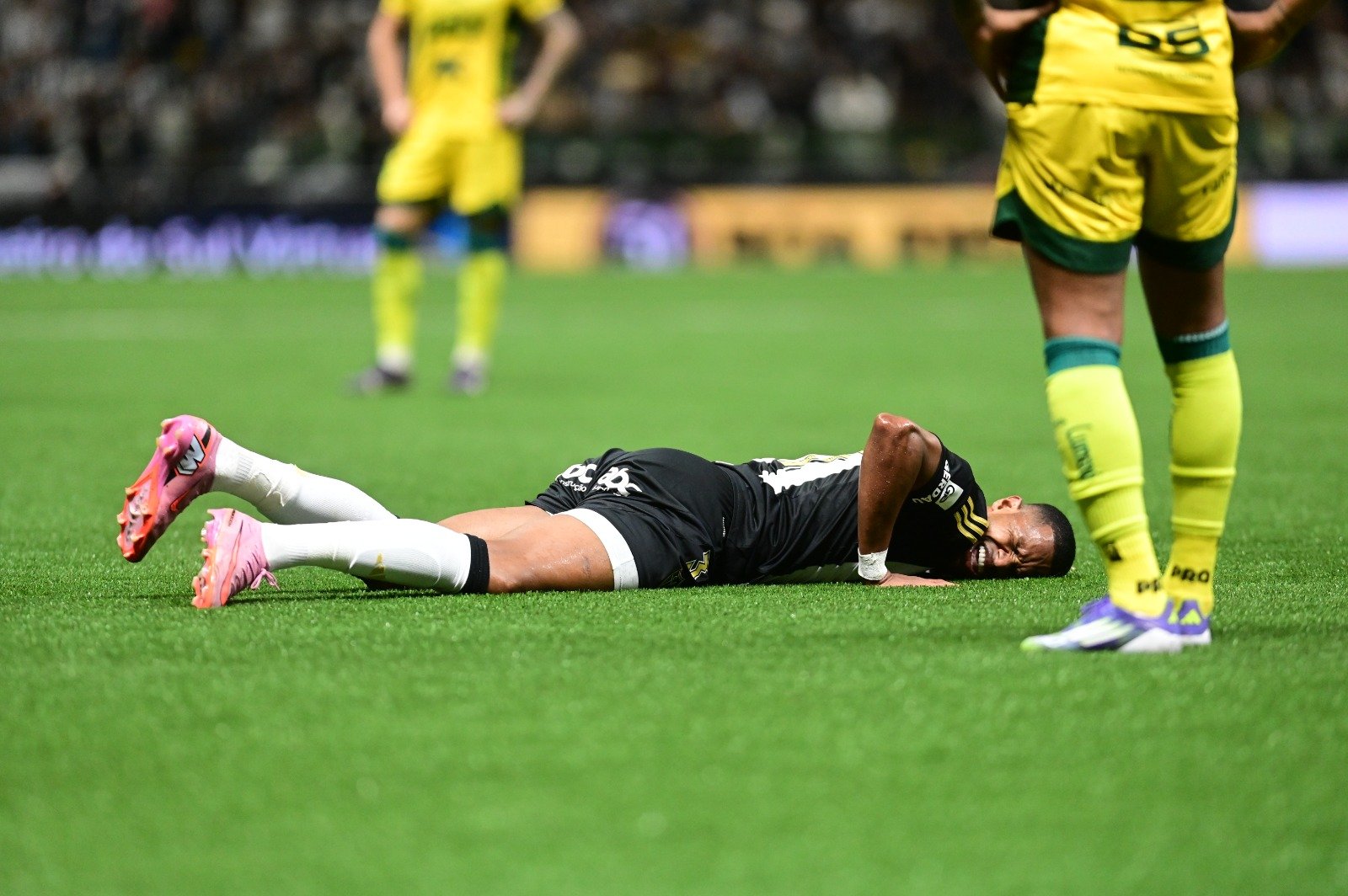 Júnior Santos se machucou no fim de Atlético x Mirassol (foto: Leandro Couri/EM/D.A. Press)