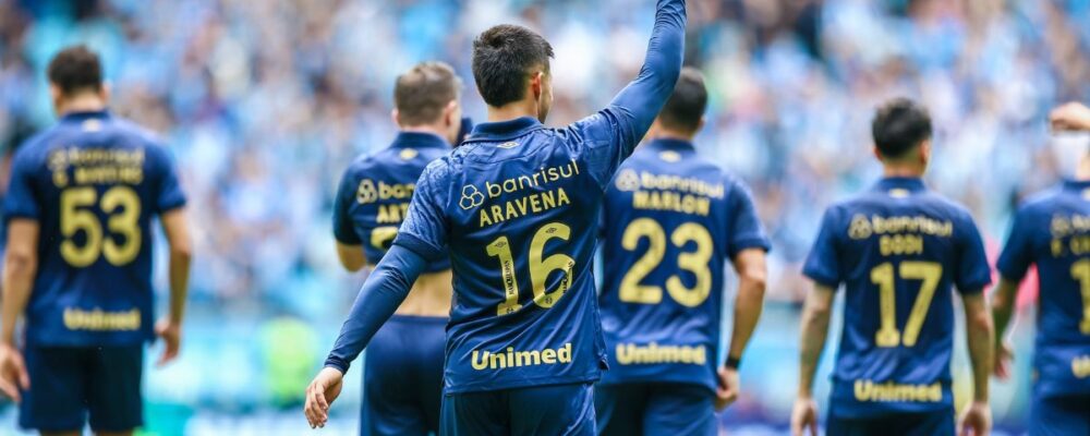 Banco resolve, Grêmio supera sustos e bate Vitória pelo Brasileiro