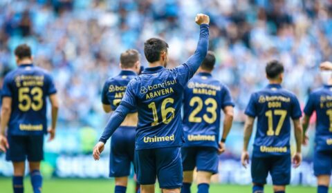 Banco resolve, Grêmio supera sustos e bate Vitória pelo Brasileiro
