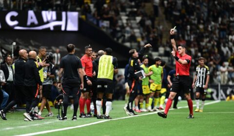 Leitura labial revela o que disse Hulk antes e depois de cartão em vitória do Atlético