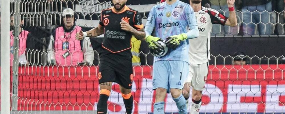 Flamengo vence Corinthians de virada e dispara na liderança do Brasileirão
