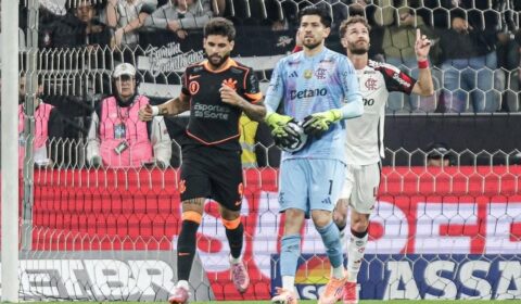 Flamengo vence Corinthians de virada e dispara na liderança do Brasileirão