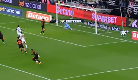 Corinthians x Flamengo: Yuri Alberto dá cavadinha e manda pênalti nas mãos de Rossi