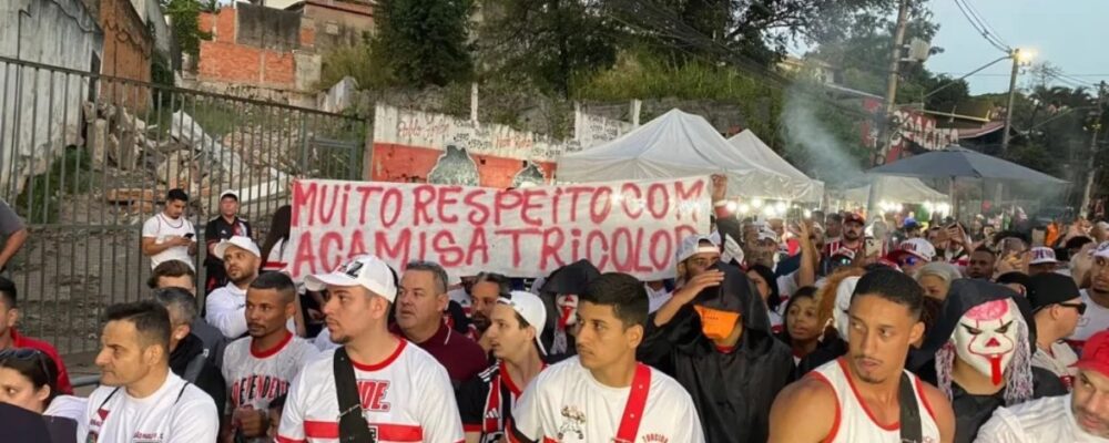 Torcedores do São Paulo pedem saída de presidente e diretores em protesto no Morumbis