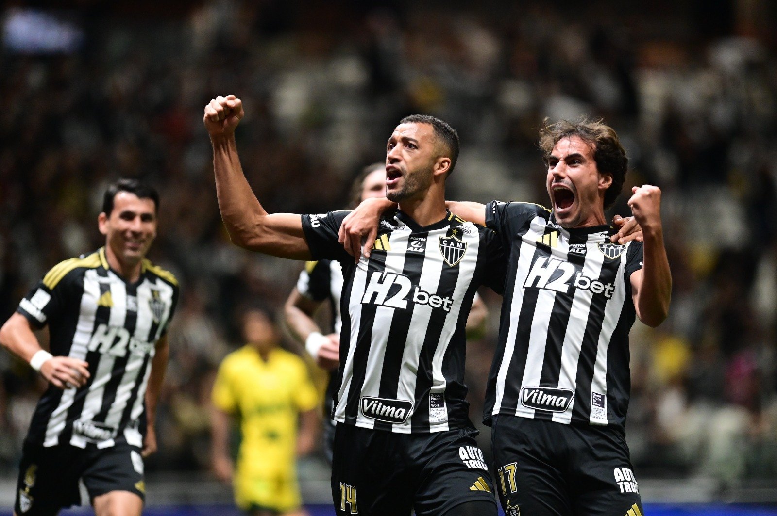 Vitor Hugo (ao centro) foi o autor do gol da vitória do Atlético sobre o Mirassol - (foto: Leandro Couri/EM/D.A. Press)