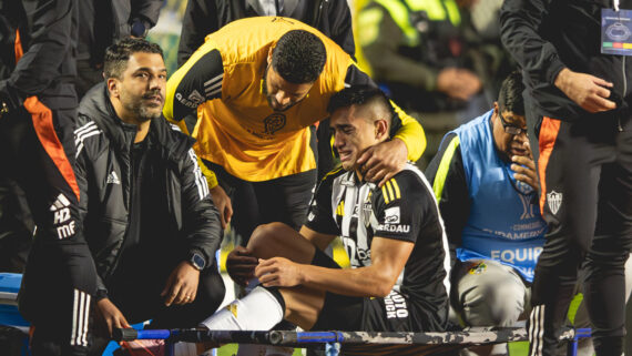 Cuello deixou o campo após torcer o tornozelo esquerdo contra o Bolívar (foto: Pedro Souza/Atlético)