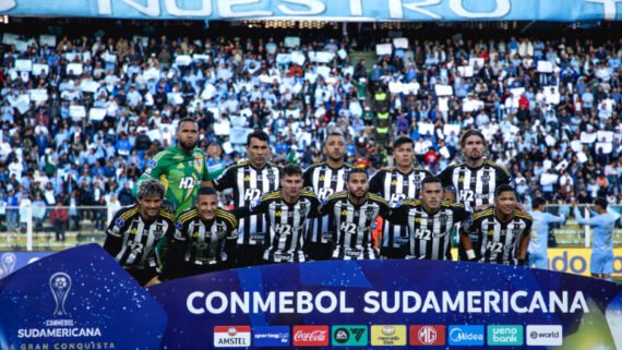 Time do Atlético postulado em campo antes de duelo contra o Bolívar pela Sul-Americana (foto: Pedro Souza/Atlético)