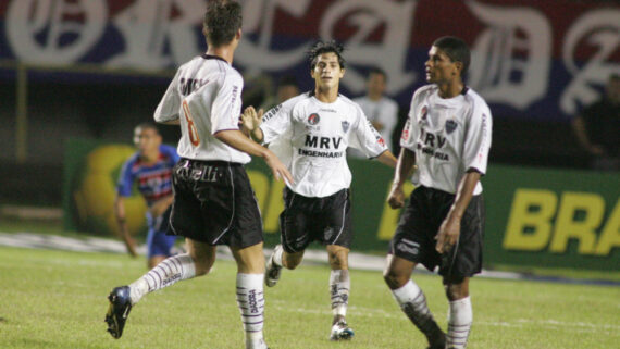 Jogadores do Atlético comemoram gol sobre o Fortaleza, na Copa do Brasil de 2006 (foto: Arquivo EM)