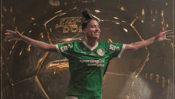 Jogadora do Palmeiras de braços abertos em comemoração (foto: Divulgação/Palmeiras)