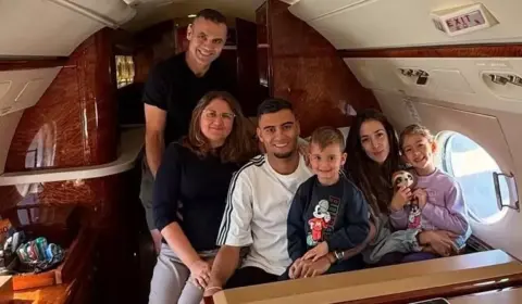 Andreas Pereira posta foto em avião para se apresentar ao Palmeiras