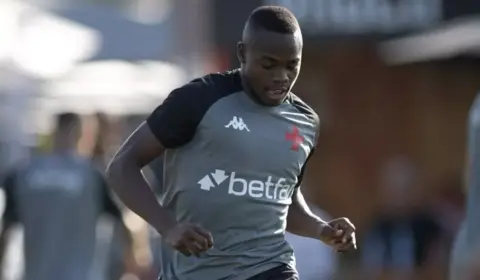 Andrés Gómez pode ganhar primeira chance como titular no Vasco