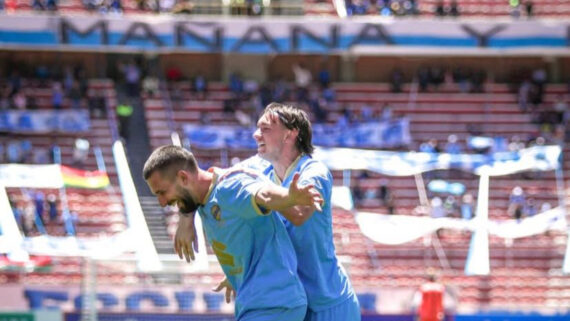 Echeverría comemora com companheiro gol que deu a vitória ao Bolívar dias antes de decisão contra Atlético (foto: Divulgação/Bolívar)