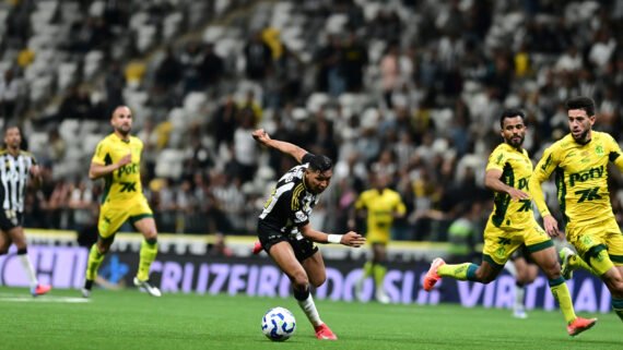Rony tenta conduzir a bola em vitória do Atlético sobre o Mirassol na Arena MRV (foto: Leandro Couri/EM/D.A. Press)