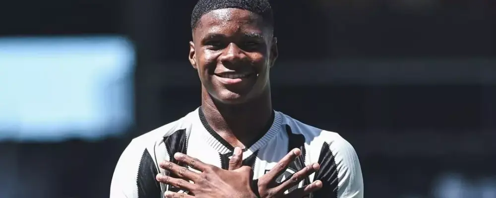 Atacante do Panamá reforça o Botafogo contra o Grêmio