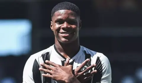 Atacante do Panamá reforça o Botafogo contra o Grêmio