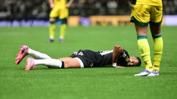 Júnior Santos se machucou no fim de Atlético x Mirassol (foto: Leandro Couri/EM D.A Press)