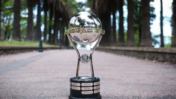 A taça da Copa Sul-Americana, desejo do Atlético em 2025 (foto: Divulgação/X/Copa Sul-Americana)