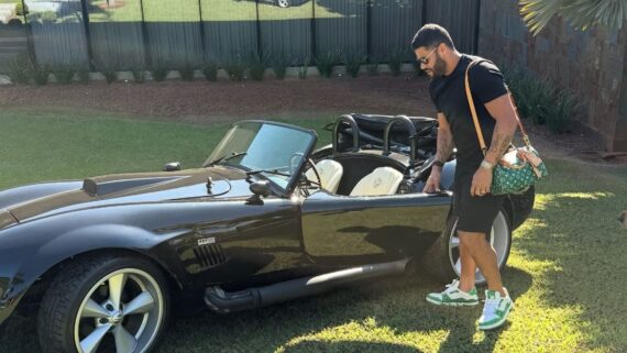 Atacante do Atlético, Hulk posa ao lado de conversível Shelby Cobra (foto: Divulgação/Instagram/Hulk)
