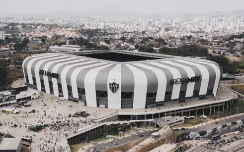 Atlético-MG suspende torcedor que invadiu campo para tirar foto com Neymar