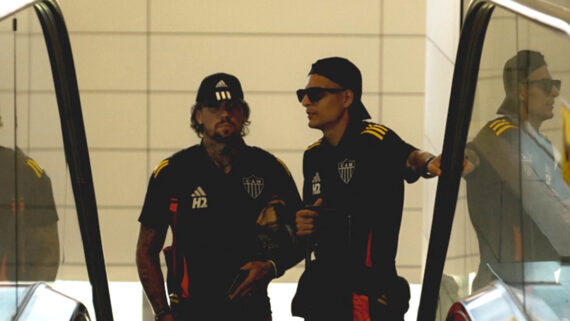 Lyanco e Arana antes de viagem da delegação do Atlético a Santa Cruz de la Sierra, na Bolívia (foto: Reprodução/X/Atlético)