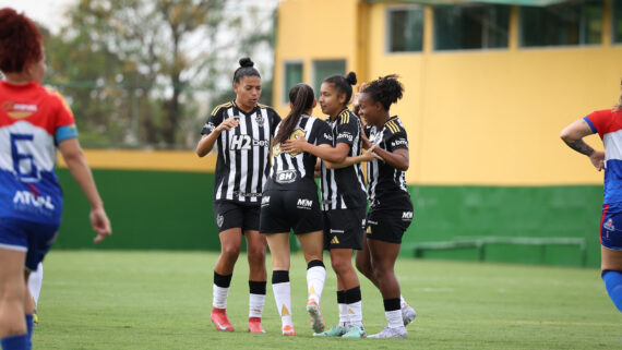 Jogadoras do Atlético comemoram gol contra o Valadares (foto: Daniela Veiga / Atlético)