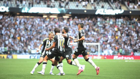 Jogadores do Atlético comemoram gol contra o Santos, pelo Campeonato Brasileiro, na Arena MRV (foto: Edésio Ferreira/EM/D.A. Press)