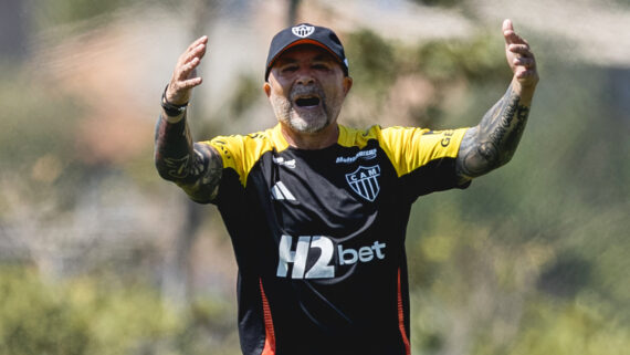 Jorge Sampaoli gesticula durante treinamento do Atlético na Cidade do Galo (7/9) (foto: Pedro Souza/Atlético)