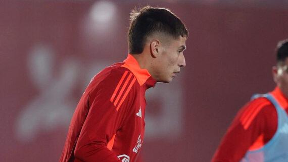 Ivan Román, zagueiro do Atlético, em treinamento com a Seleção Chilena (foto: Carlos Parra/Comunicação da Seleção Chilena)