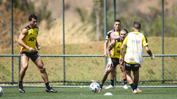 Junior Alonso (à esquerda) e Lyanco (à direita) observam passe de Bernard durante treinamento do Atlético (foto: Pedro Souza/Atlético)