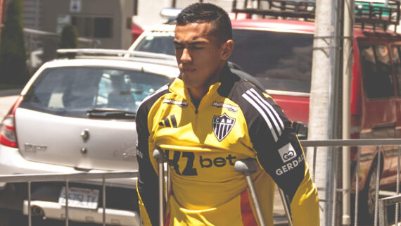 Cuello se recupera de grave lesão no tornozelo esquerdo (foto: Pedro Souza/Atlético)