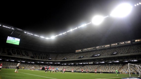 Jogadores de Atlético e Caracas mediram forças em duelo sem torcida na Arena MRV (foto: Alexandre Guzanshe/EM/DA.Press)