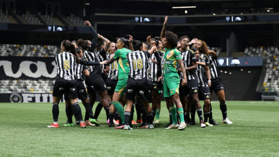 Time do Atlético Feminino reunido antes de jogo (foto: Daniela Veiga / Atlético)