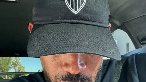 Marlon Wayans posa com o boné do Atlético (foto: Reprodução/Marlon Wayans)