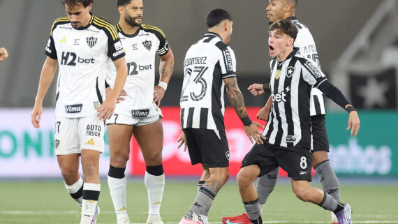 Construtores do gol do Botafogo, Santi Rodriguez e Montoro celebram ao lado de jogadores do Atlético cabisbaixos (foto: Vitor Silva/Botafogo)