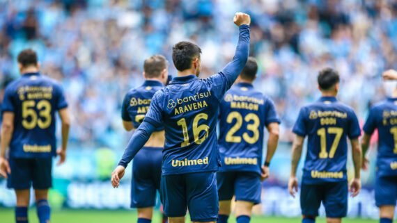 Aravena comemora gol pelo Grêmio diante do Vitória (foto: Lucas Uebel/Grêmio FBPA)
