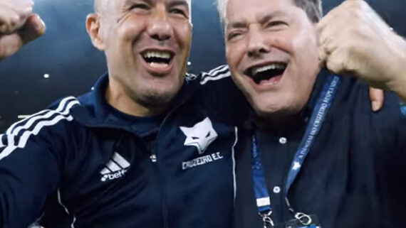 Leonardo Jardim e Pedro Lourenço eufóricos com classificação do Cruzeiro (foto: Reprodução/TV Cruzeiro)