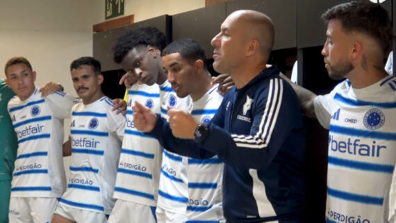 Leonardo Jardim discursa no vestiário da Fonte Nova após vitória do Cruzeiro sobre o Bahia (foto: Reprodução/Cruzeiro TV)