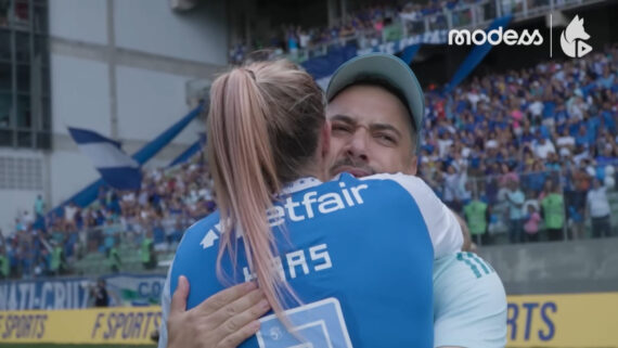 Jonas Urias, técnico do Cruzeiro, abraça Isa Haas, zagueira (foto: Reprodução/TV Cruzeiro)