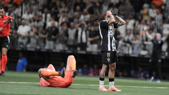 Bernard lamenta bola perdida em Atlético x Bolívar (foto: Alexandre Guzanshe/EM/DA.Press)