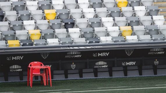 Atlético posicionou uma mesa e uma cadeira de plástico em frente ao banco de reservas da Arena MRV (foto: Atlético/Divulgação)