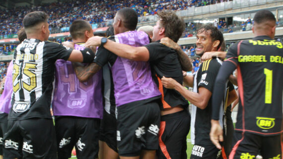 Jogadores do Atlético comemoram gol sobre o Cruzeiro no Mineirão (foto: Edesio Ferreira/EM/DA.Press)
